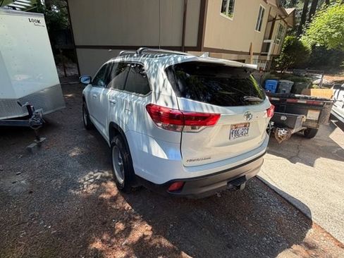 Used 2017 Toyota Highlander XLE AWD/4WD image 3