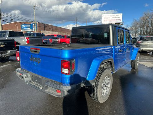 Used 2024 Jeep Gladiator Sport image 5