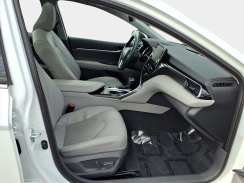 Used 2021 Toyota Camry XLE image 15