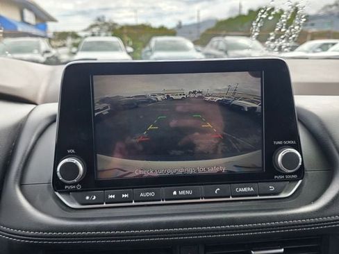 Used 2023 Nissan Rogue SV image 14