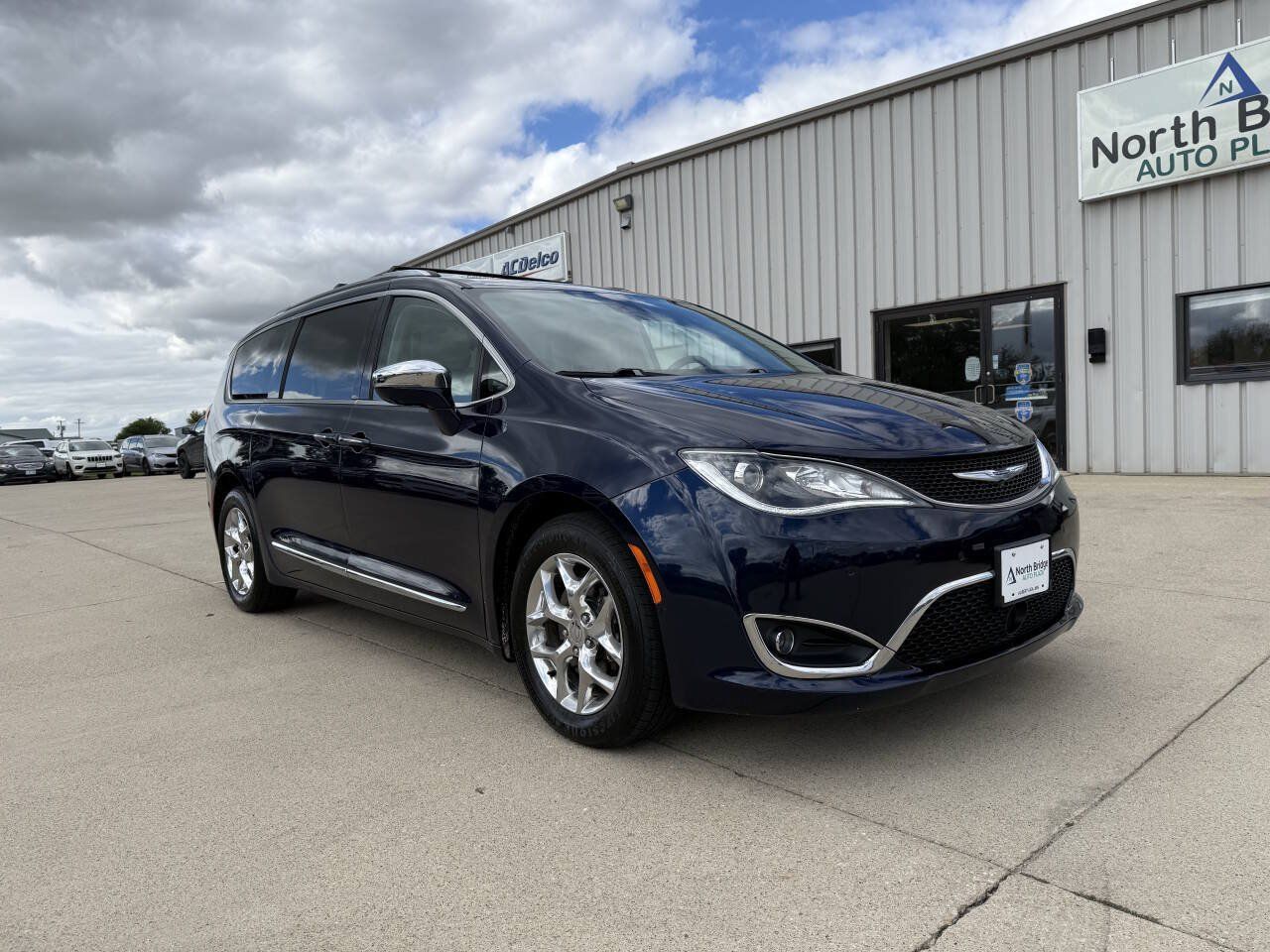 Used 2017 Chrysler Pacifica Limited w/ UConnect Theater Package FWD image 1