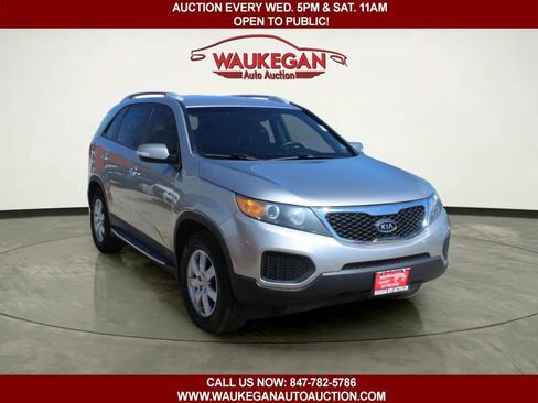 Used 2013 Kia Sorento LX FWD image 2