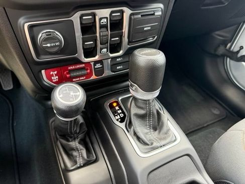 Used 2024 Jeep Gladiator Mojave w/ Technology Group AWD/4WD image 9