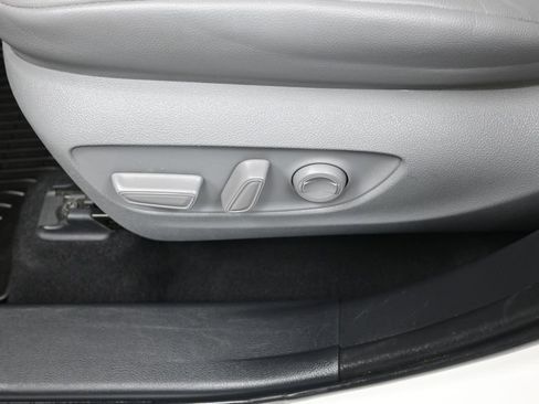 Used 2021 Toyota Highlander XLE AWD/4WD image 12