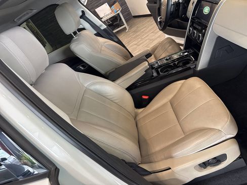 Used 2017 Land Rover Discovery HSE image 37