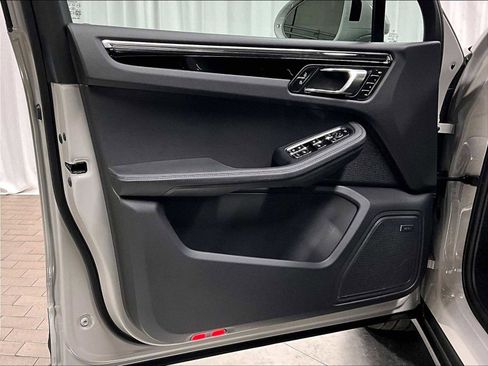 Used 2025 Porsche Macan image 25