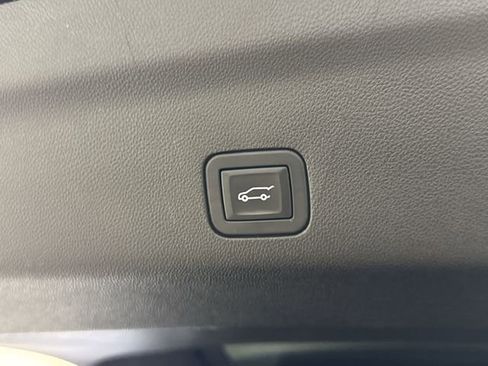 Used 2025 Chevrolet Suburban Premier AWD/4WD image 32