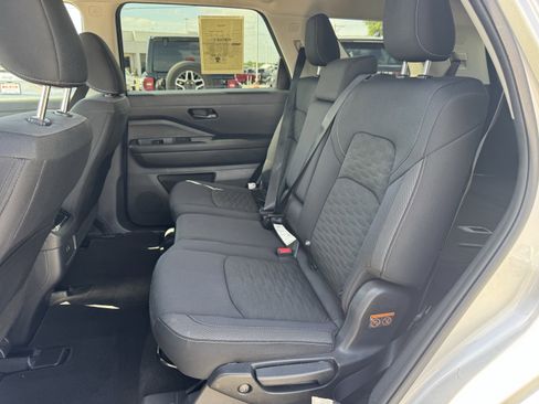 Used 2025 Nissan Pathfinder SV FWD image 30