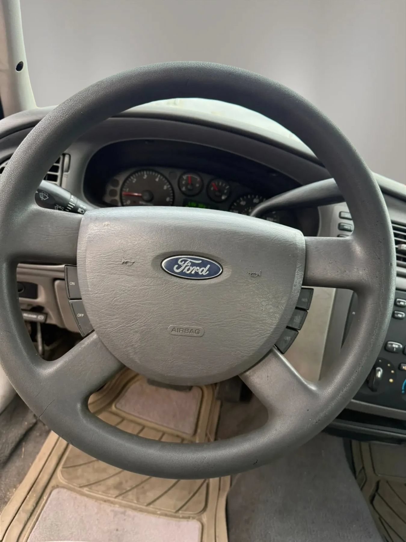 Used 2005 Ford Taurus SE FWD image 12