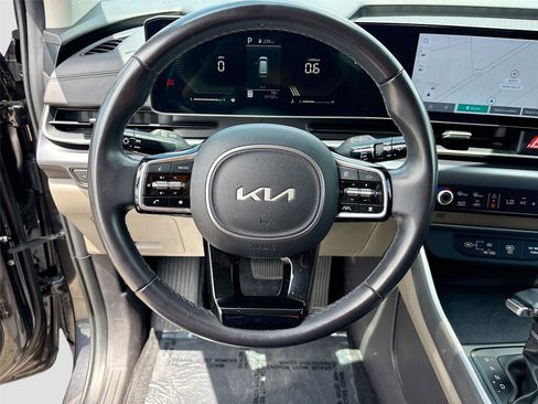 Used 2025 Kia Carnival FWD image 11