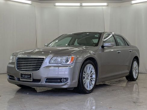 Used 2014 Chrysler 300 C image 4