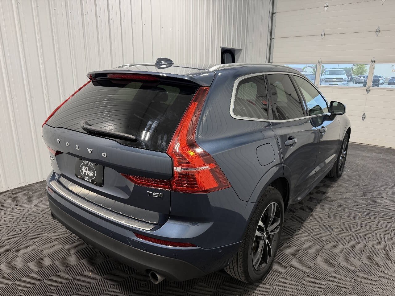 Used 2019 Volvo XC60 T5 Momentum w/ Multimedia Package AWD/4WD image 3