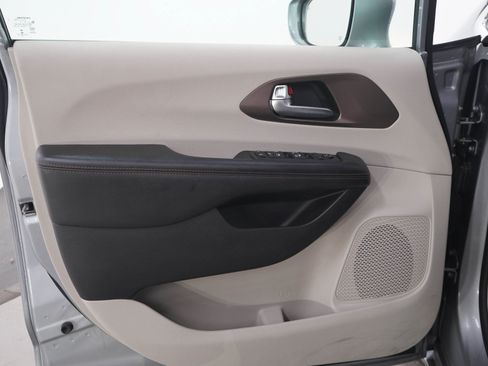 Used 2019 Chrysler Pacifica Touring-L w/ Advanced Safetytec Group FWD image 20