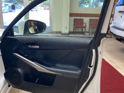 Used 2018 Lexus IS 300 AWD image 9