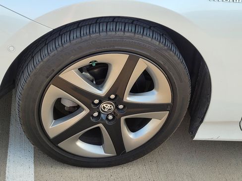 Used 2021 Toyota Prius XLE FWD image 2
