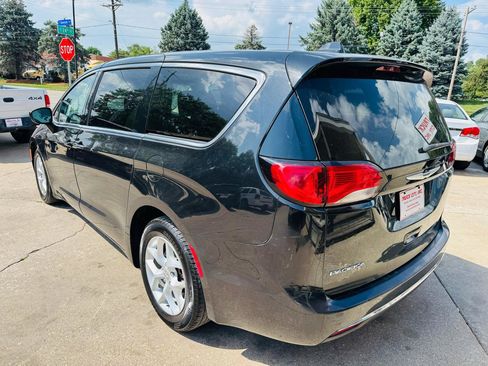 Used 2017 Chrysler Pacifica Touring Plus w/ Tire & Wheel Group FWD image 5
