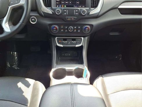 Used 2024 GMC Terrain SLT image 12