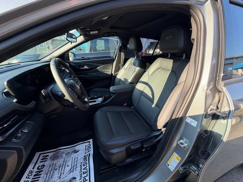 Used 2025 Buick Envista Sport Touring w/ Convenience II Package FWD image 8