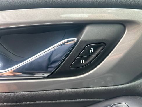 Used 2022 Chevrolet Traverse LT FWD image 16