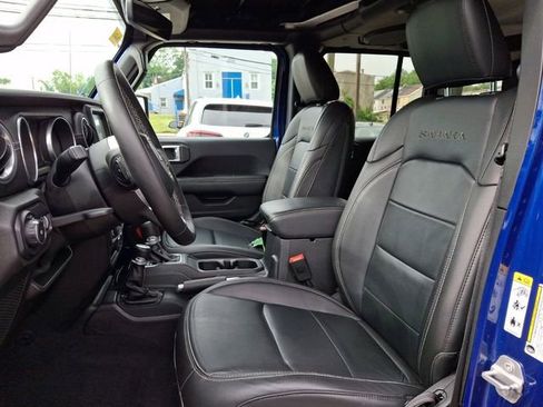 Used 2018 Jeep Wrangler Unlimited Sahara w/ Dual Top Group AWD/4WD image 13