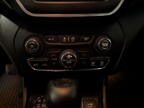Used 2022 Jeep Cherokee Trailhawk w/ Comfort/Convenience Group AWD/4WD image 21