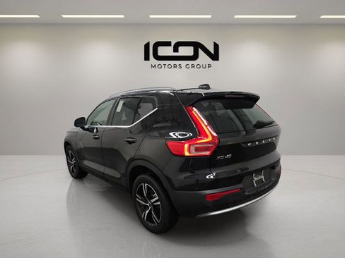 Used 2024 Volvo XC40 B5 Core image 2