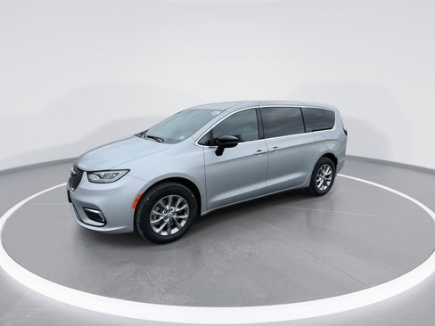 New 2026 Chrysler Pacifica Select image 4