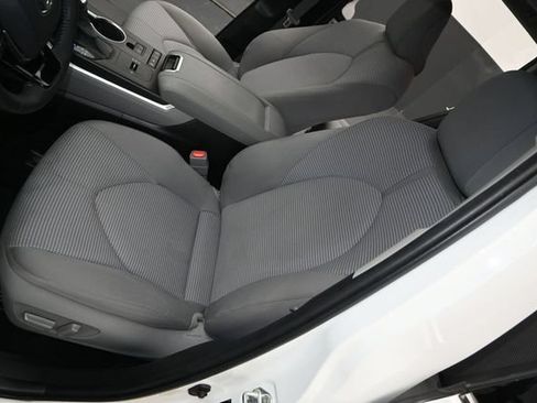 Used 2020 Toyota Highlander LE FWD image 10