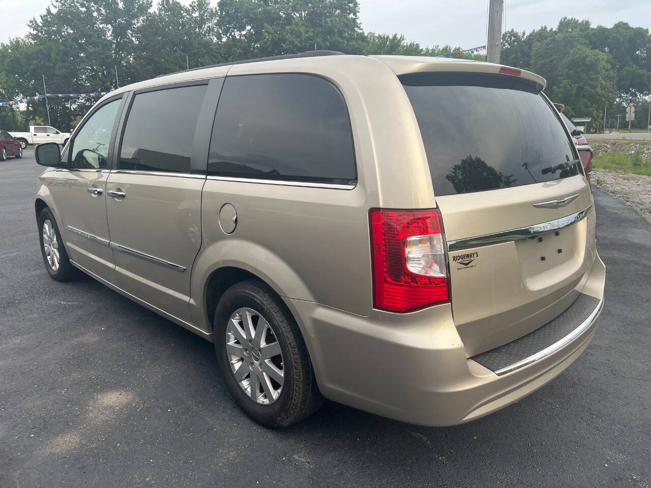 Used 2016 Chrysler Town & Country Touring w/ Driver Convenience Group FWD image 5