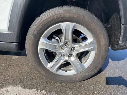 Used 2024 Jeep Compass Latitude image 31