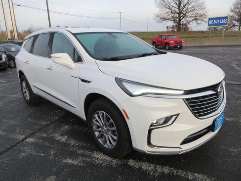 Used 2023 Buick Enclave Essence image 7