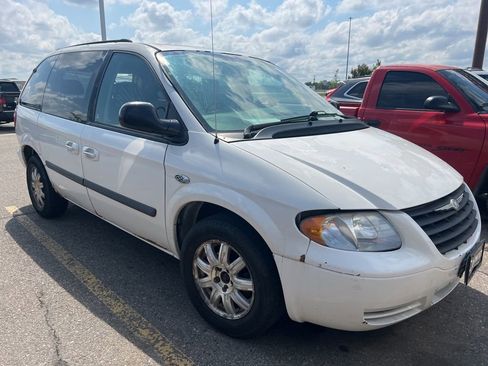 Used 2006 Chrysler Town & Country w/ Popular Equipment Group I image 2