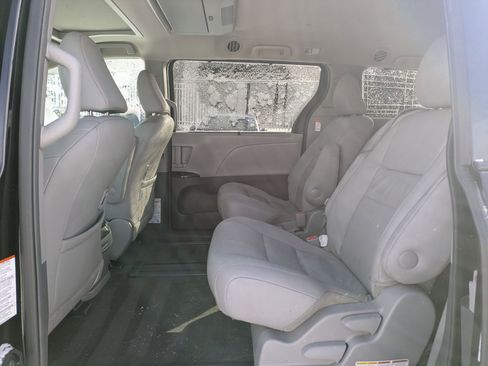 Used 2017 Toyota Sienna XLE Premium image 24