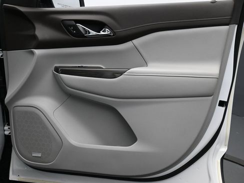 Used 2021 GMC Acadia SLT w/ Premium Package image 27