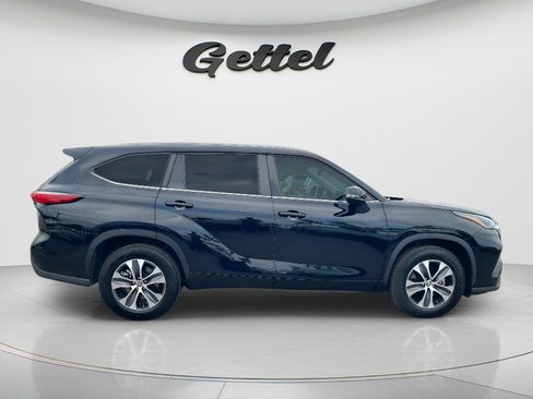 Used 2023 Toyota Highlander XLE FWD image 4
