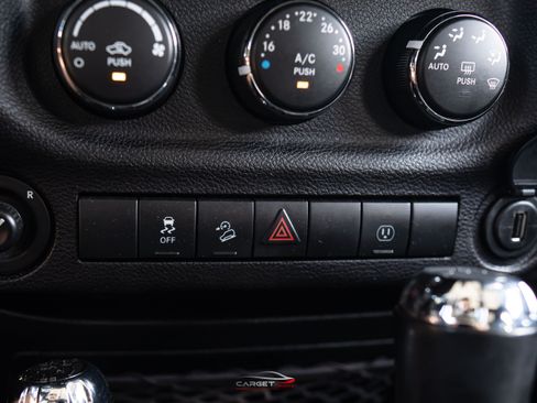 Used 2017 Jeep Wrangler Unlimited Sahara w/ Connectivity Group AWD/4WD image 30