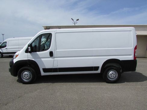 Used 2025 RAM ProMaster 2500 w/ Convenience Group FWD image 9