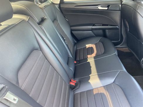 Used 2018 Ford Fusion SE w/ Equipment Group 201A FWD image 22