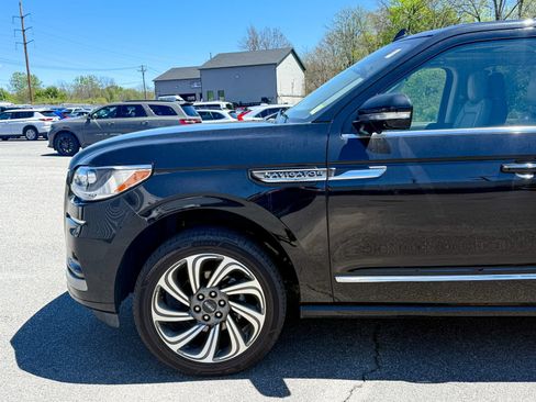 Used 2022 Lincoln Navigator Reserve AWD/4WD image 9