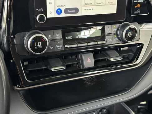 Used 2024 Toyota Highlander LE AWD/4WD image 19