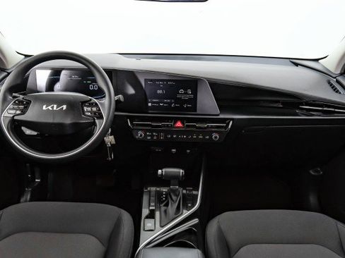 Used 2024 Kia Niro LX image 11