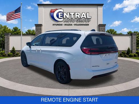 Used 2025 Chrysler Pacifica Limited FWD image 6
