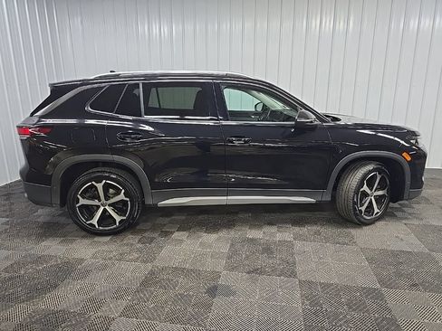 Used 2025 Volkswagen Tiguan SE w/ Panoramic Sunroof Package AWD/4WD image 2