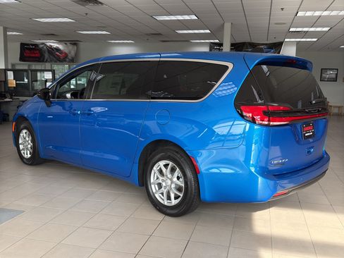 New 2027 Chrysler Pacifica Select FWD image 6