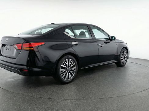 Used 2025 Nissan Altima 2.5 SV FWD image 9