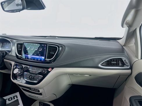 Used 2024 Chrysler Pacifica Select image 23