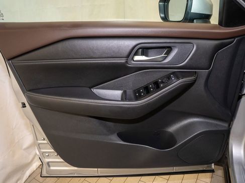 Used 2022 Nissan Rogue SV w/ SV Premium Package image 13