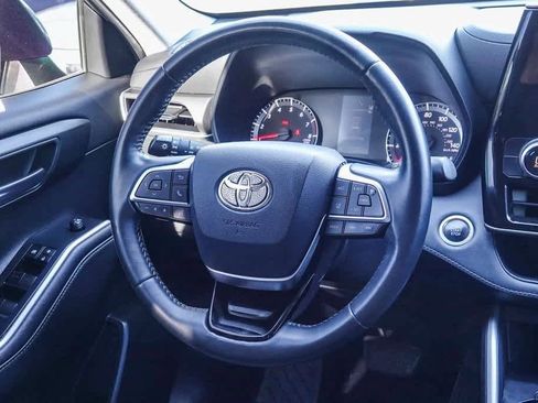 Used 2021 Toyota Highlander LE image 14