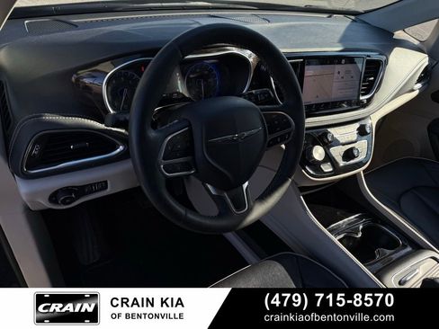 Used 2023 Chrysler Pacifica Limited FWD image 10