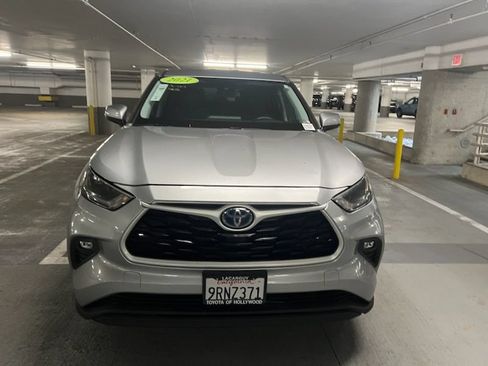 Used 2021 Toyota Highlander LE AWD/4WD image 4